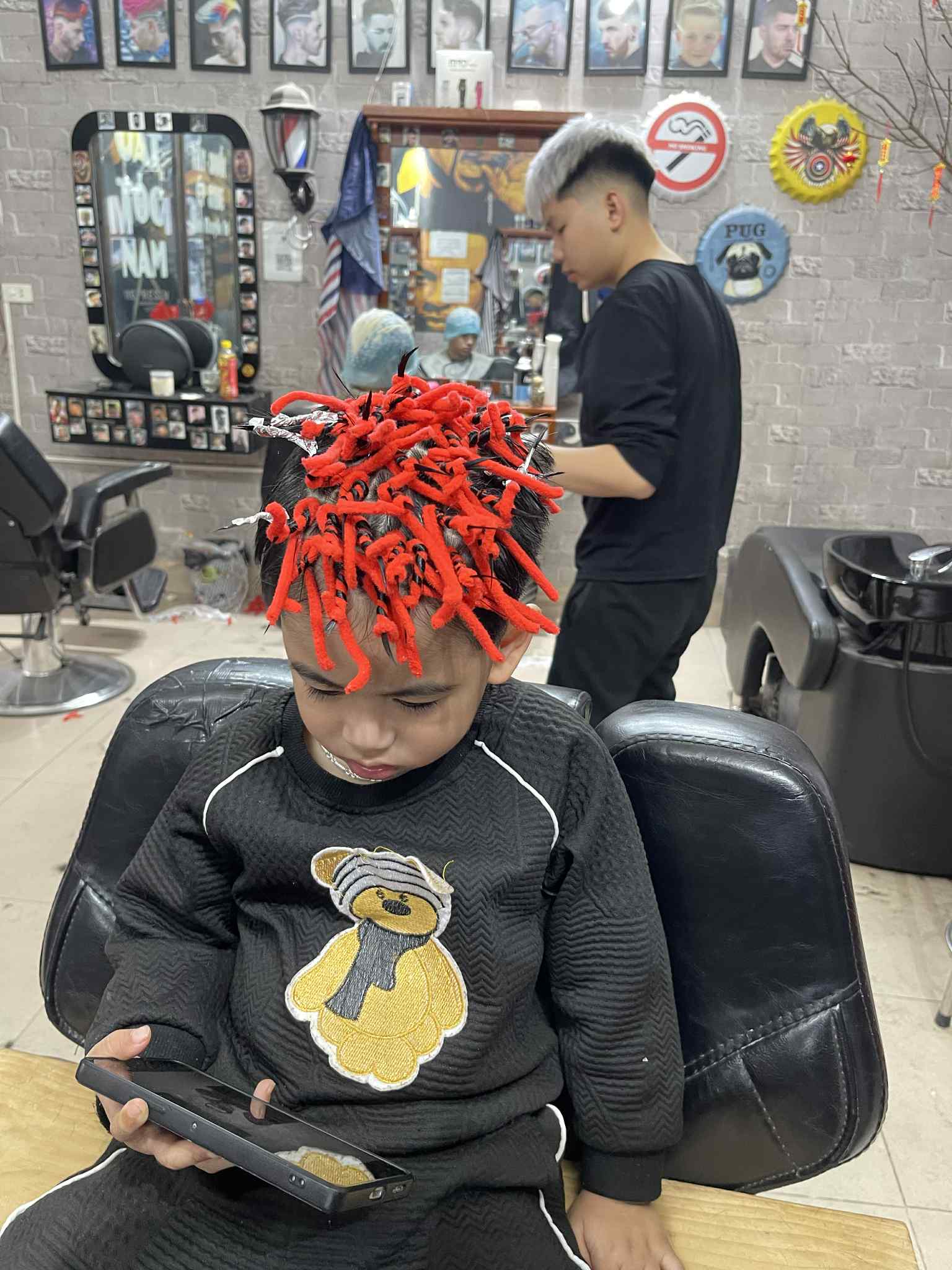 Barber đang cắt tỉa chi tiết